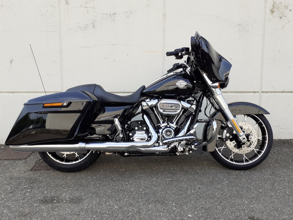 Street Glide® Special Touring vivid black/chrome finish in pronta consegna