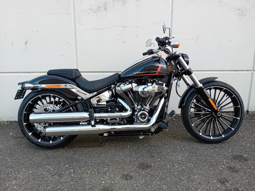 Harley Davidson Breakout® vivid black