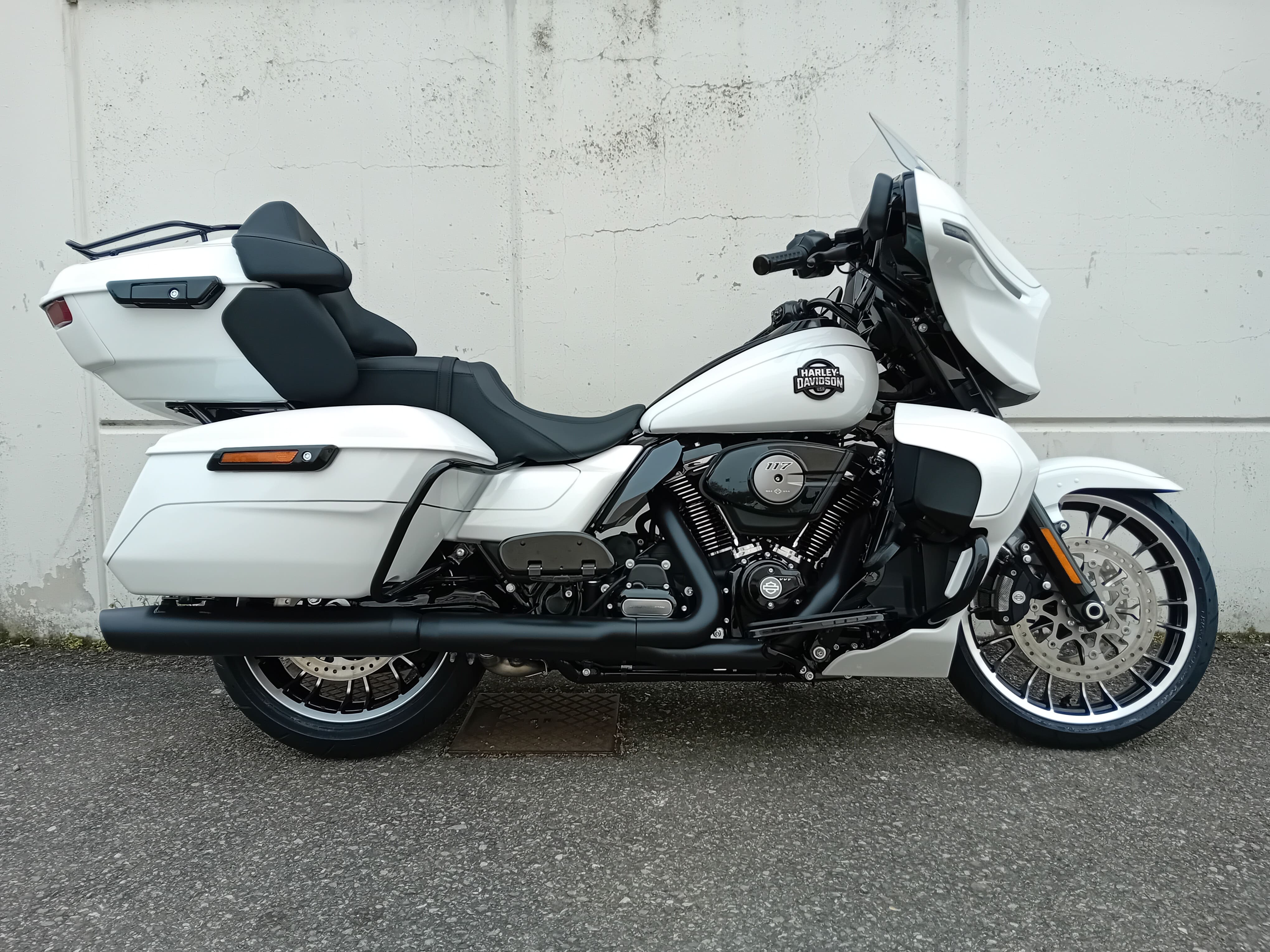Harley Davidson Street Glide&trade; Limited White Onyx Pearl