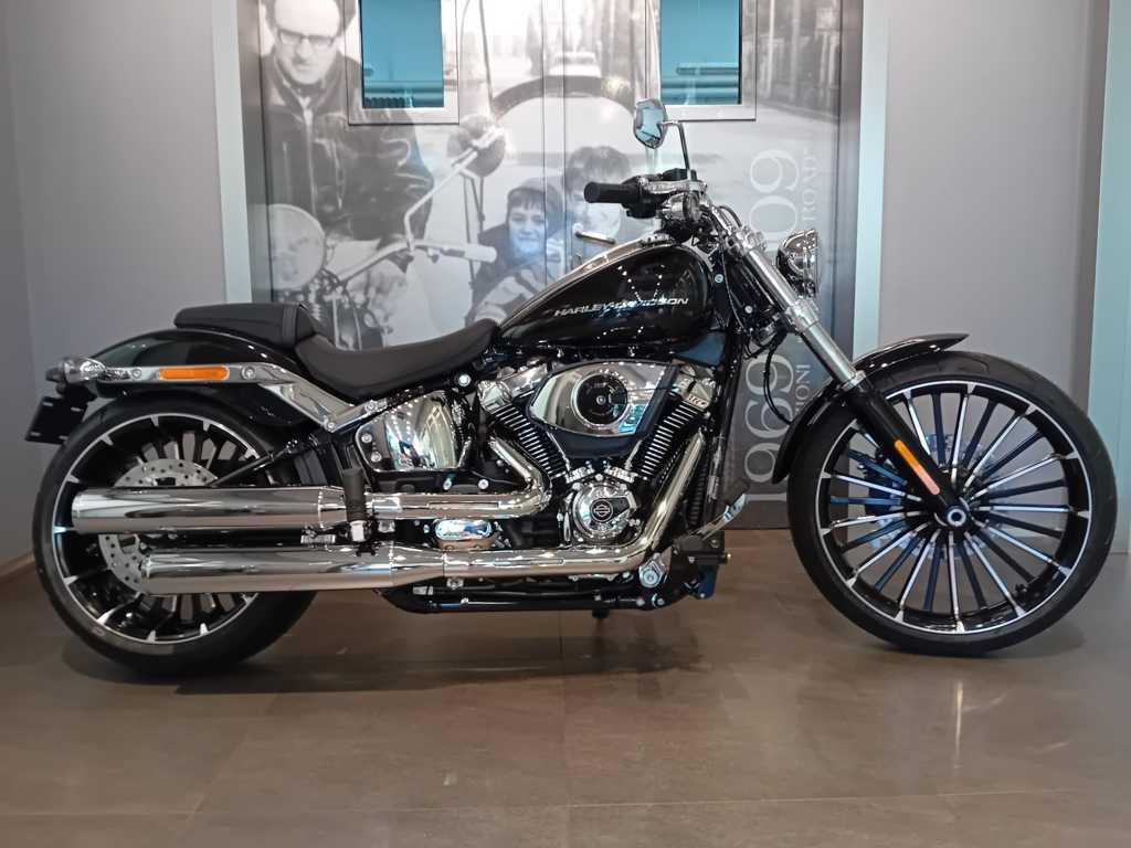 Harley Davidson Breakout&reg; vivid black