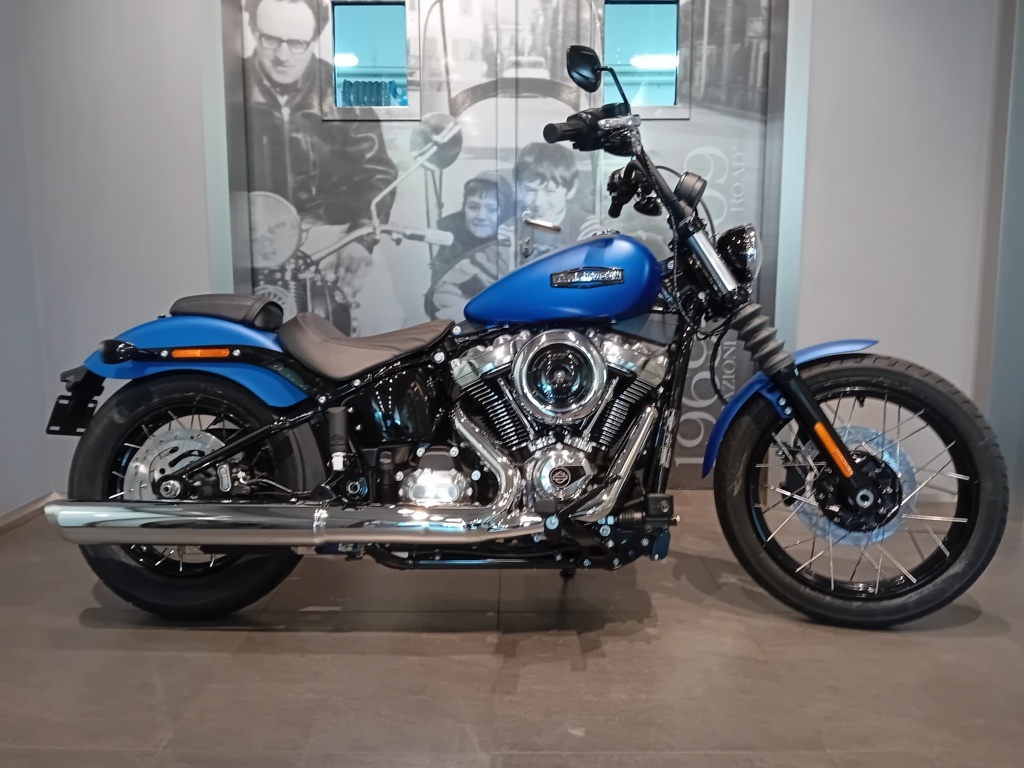 Harley Davidson Street Bob&reg; aurora blue