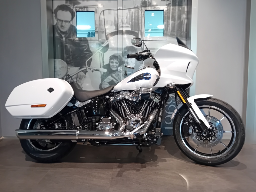 Harley Davidson Low Rider&reg; ST WHITE ONYX PEARL