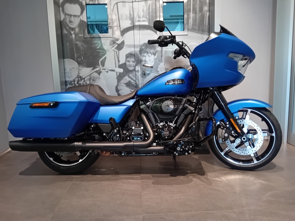 Harley Davidson Road Glide&reg; AURORA BLUE