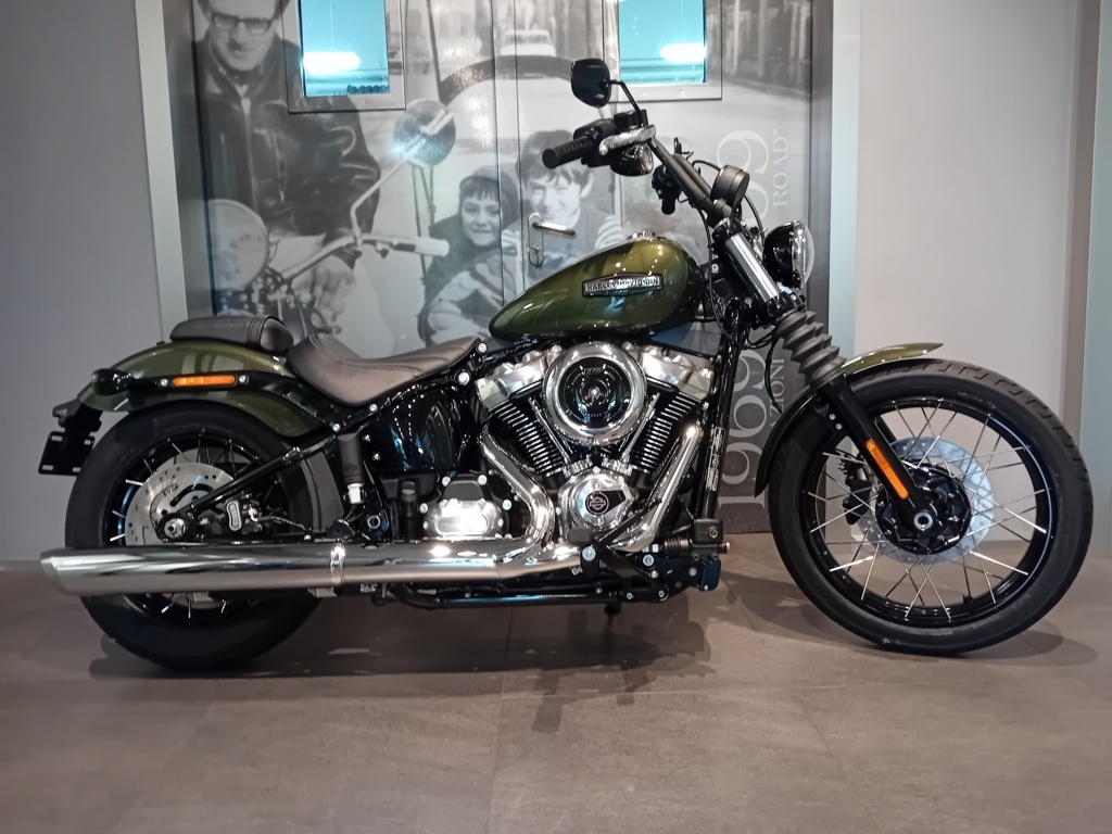 Harley Davidson Street Bob&reg; OLIVE STEEL